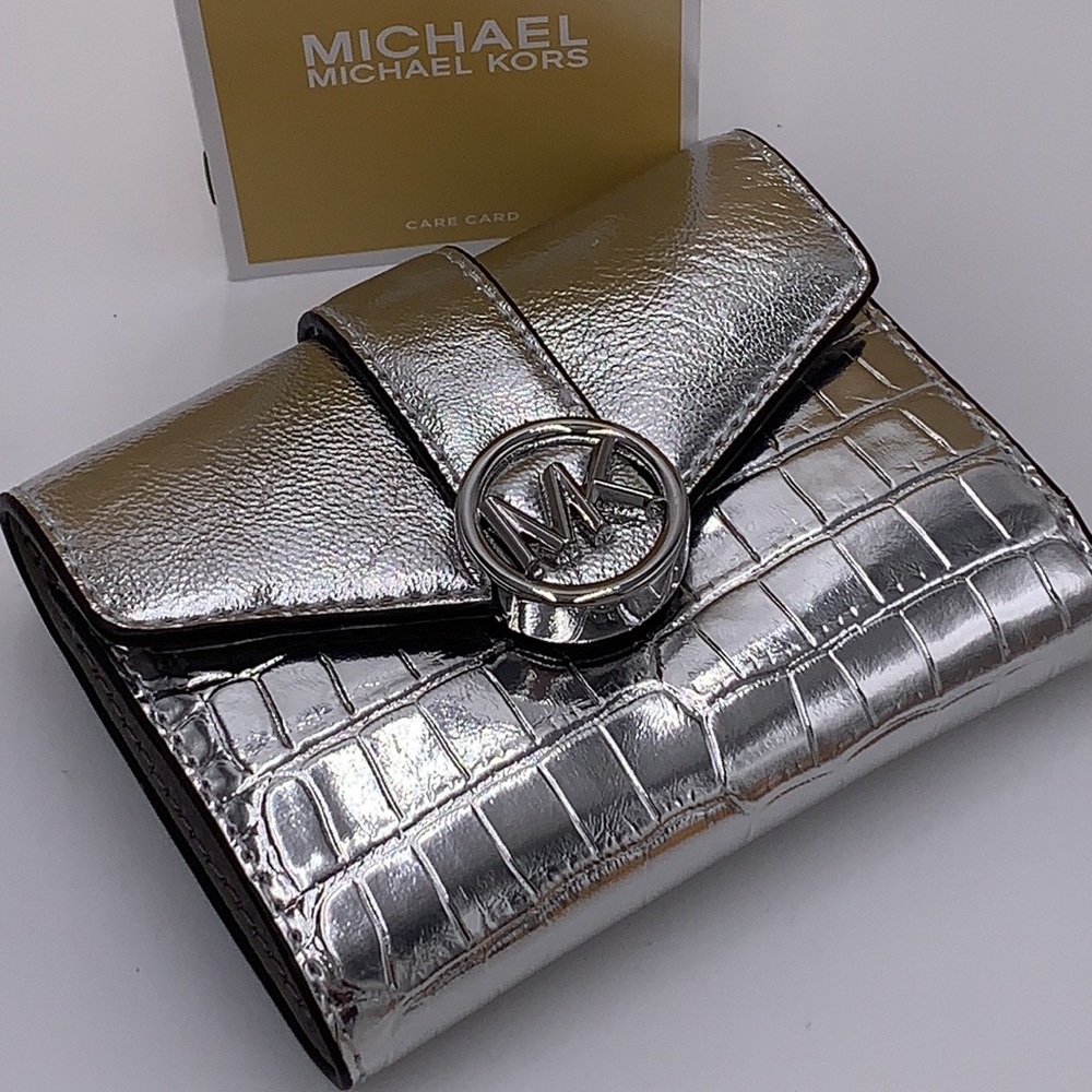 MICHAEL KORS
Carmen Medium Flap bifold Wallet silver color - Picture 13 of 14